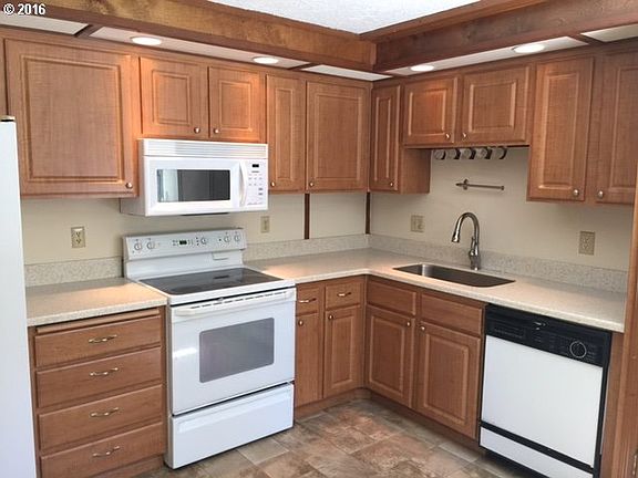 3rd image of 11201 NE Conifer Dr
