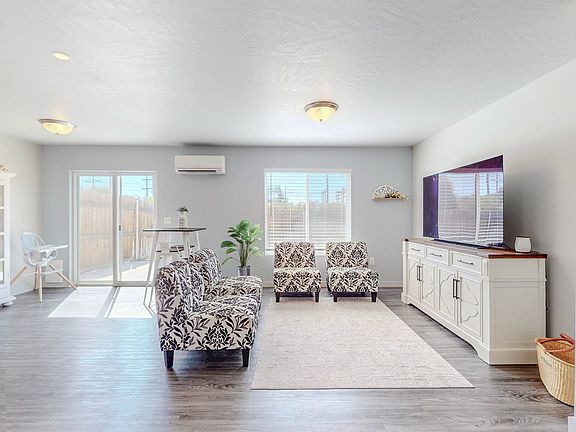 5th image of 1063 NE Emerald Dr