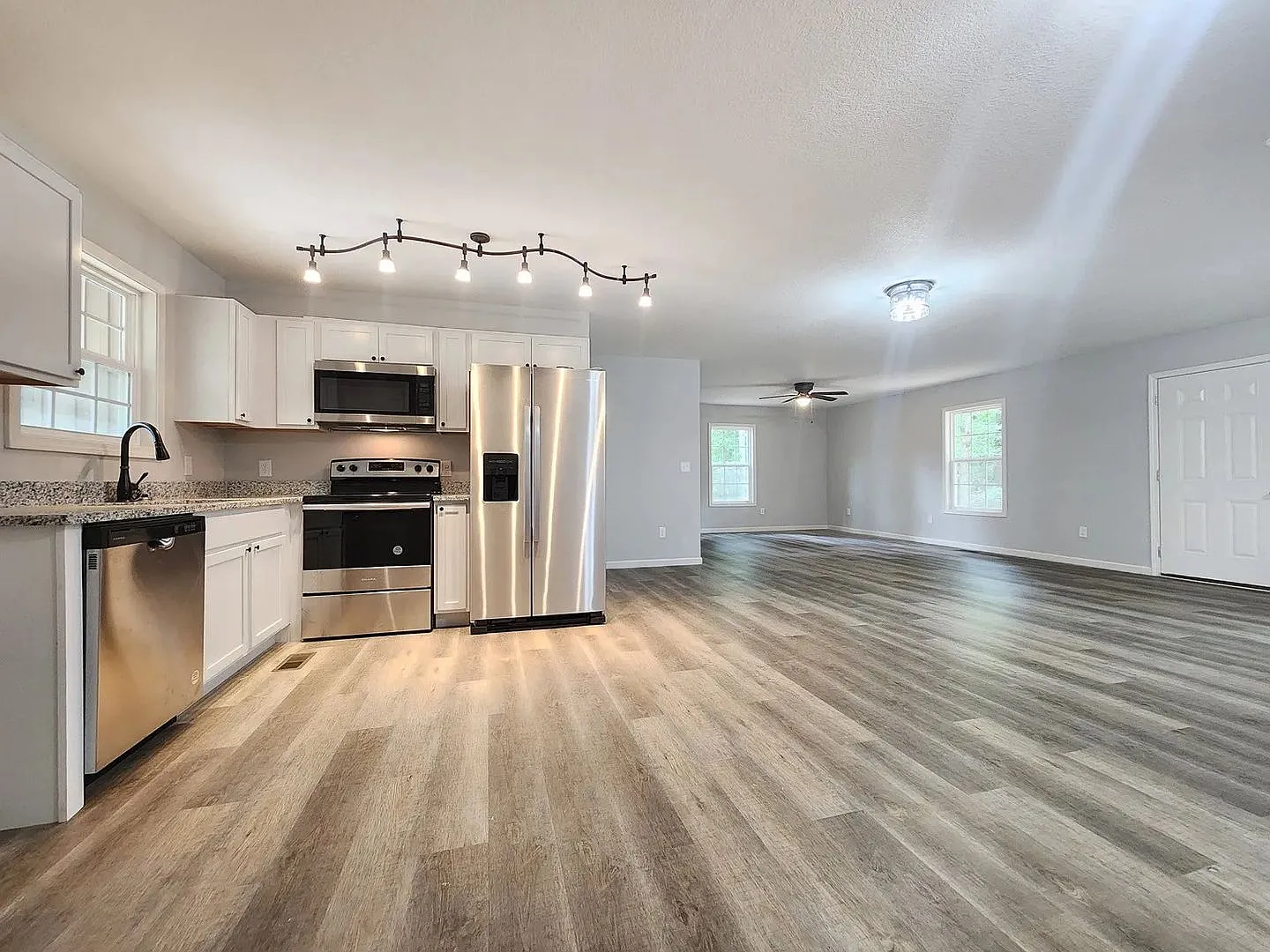 Stunning 3-Bedroom All-Brick Home with New Appliances & Large Deck in Kodak, TN — Photo 3