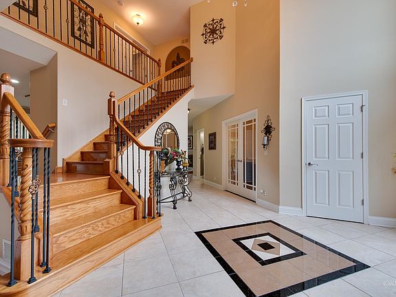 5th image of 613 Versailles Dr