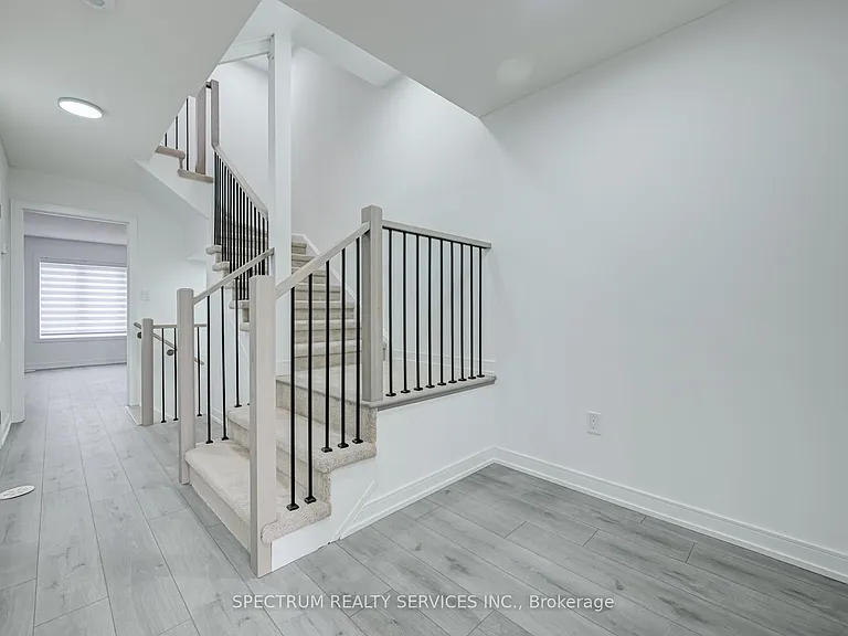 146 Blue Forest Cres — Photo 7