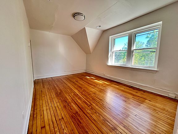 2nd image of 2010 Woodlawn Ave #4