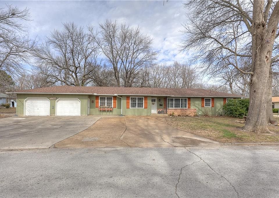 1st image of 114 E Howard St