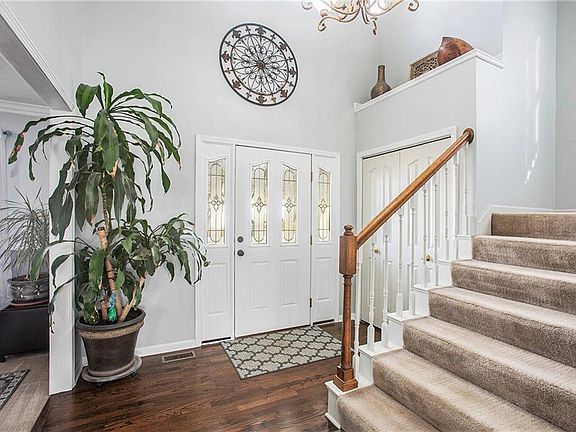 3rd image of 899 Hillcrest Ln