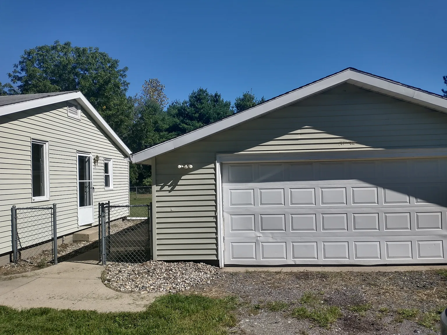 3 bed, 1.5 bath, 1064 sqft, $1,600 — Photo 2