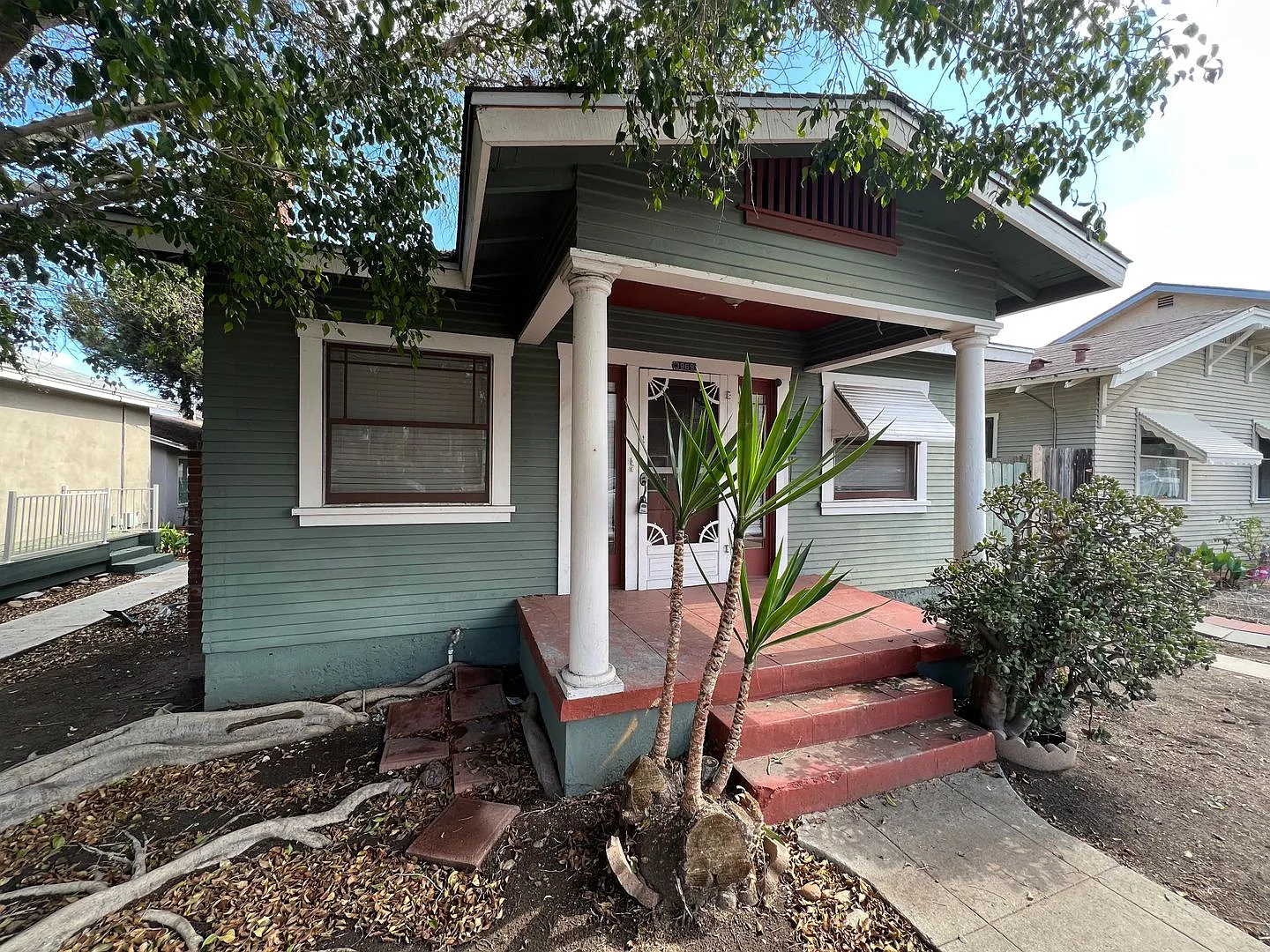32nd Bungalows — Photo 1