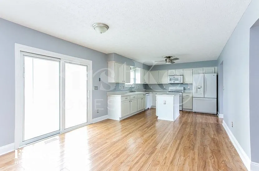 3 bed, 3.0 bath, 1512 sqft, $2,570 — Photo 4