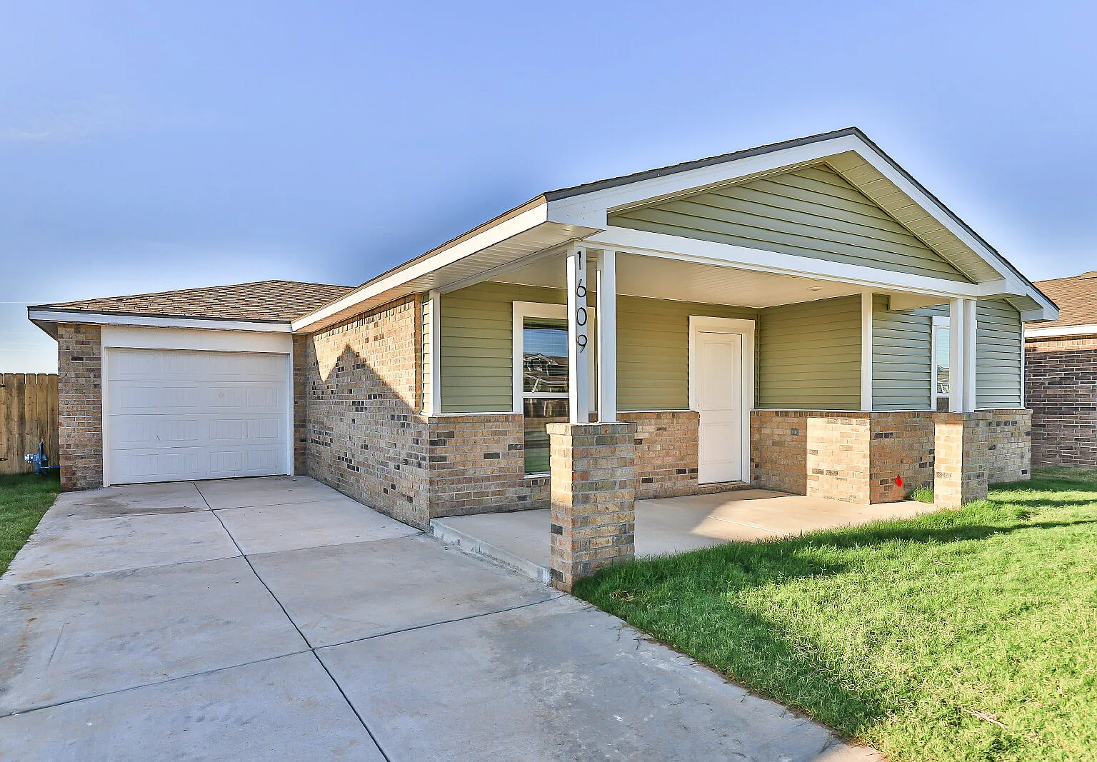 3 bed, 2.0 bath, 1120 sqft, $1,350 — Photo 2