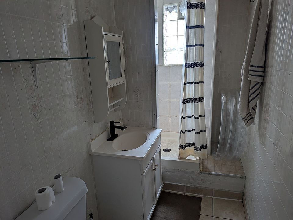 1st image of 3369 Comstock St #2