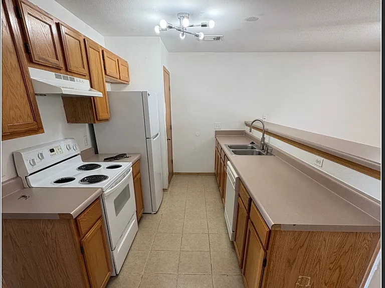 2805 Village Ct #B — Photo 3