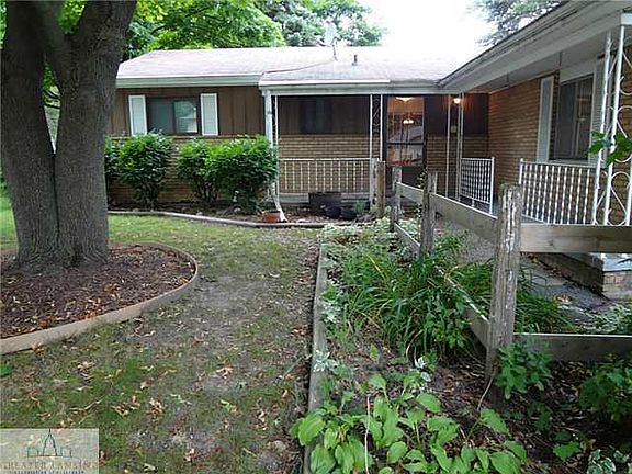 3rd image of 1326 E Red Leaf Ln