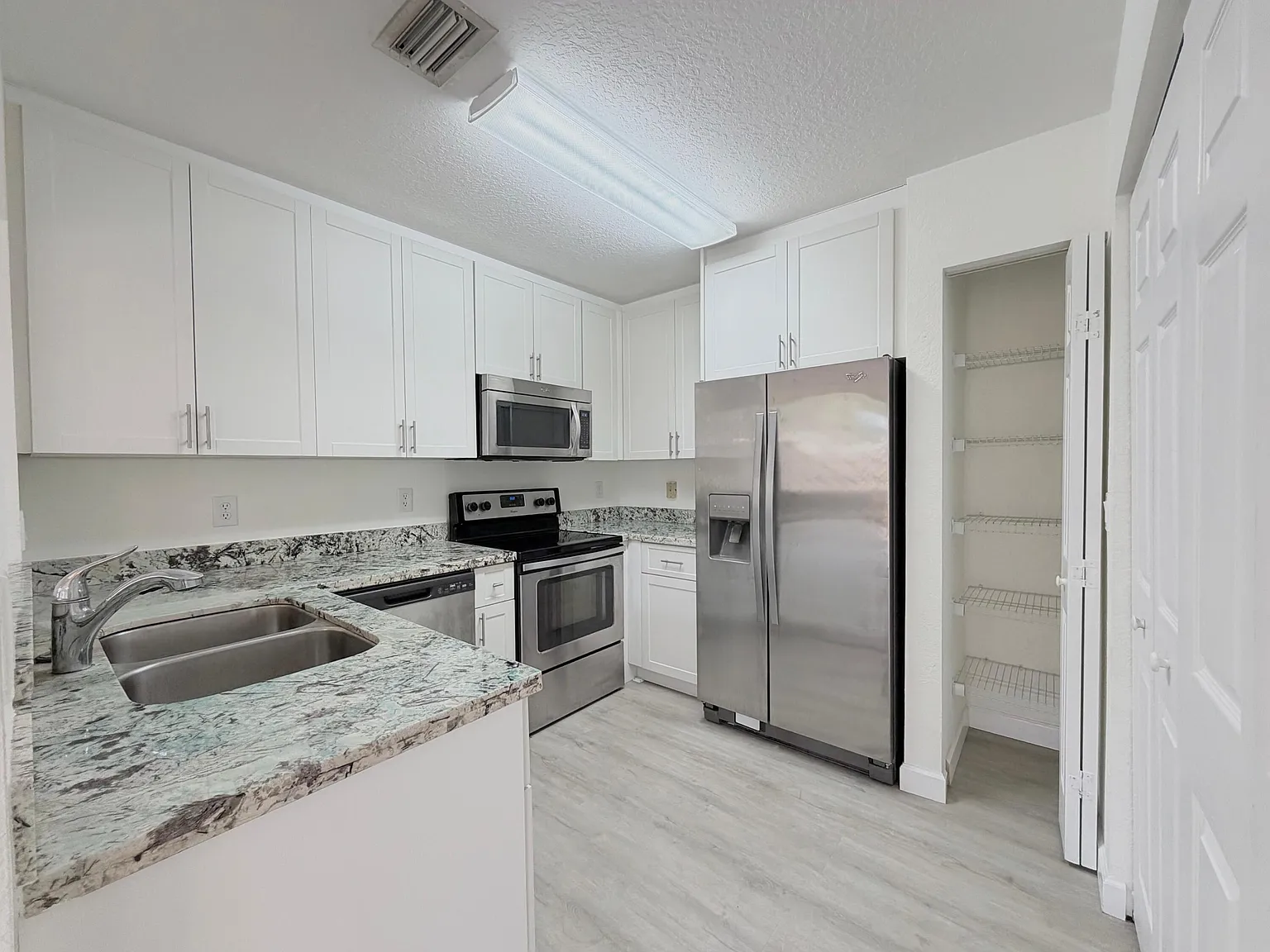 2 bed, 2.5 bath, 1086 sqft, $2,200 — Photo 2