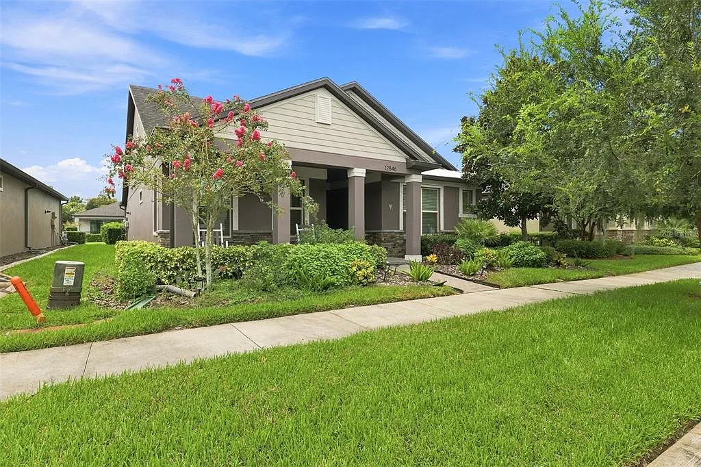 4 bed, 3.0 bath, 2844 sqft, $4,300 — Photo 2