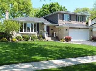1220 W Robin Ln, Mount Prospect, IL