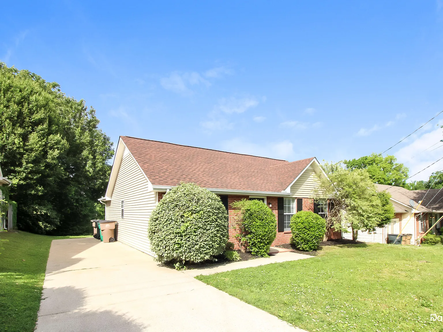 3 bed, 2.0 bath, 1079 sqft, $2,115 — Photo 3