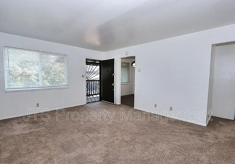 4439 V St #6 — Photo 8