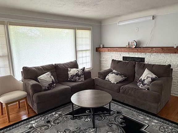 4th image of 3998 Pardee Ave
