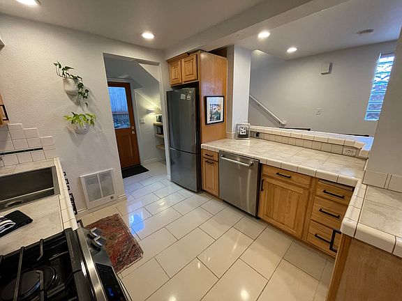 3rd image of 511 Ward St APT 4