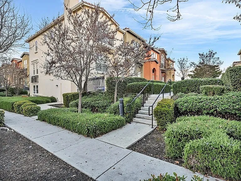 261 Esfahan Ct — Photo 20
