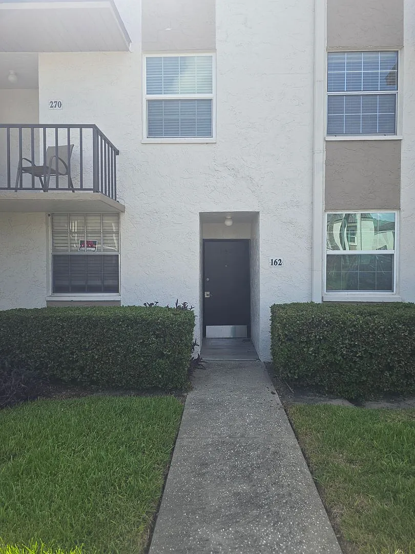 NEW 1/1 in Brandon clean/stylish/centrally located — Photo 1