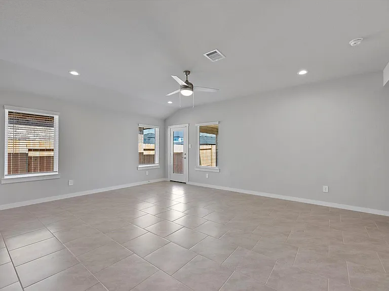 3335 Silverton Dr — Photo 13