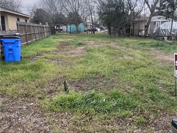 920 Veterans St, Seguin, TX 78155