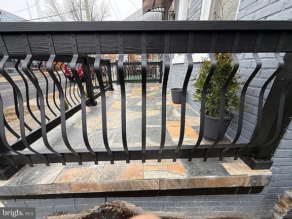 3rd image of 613 Roxboro Pl NW