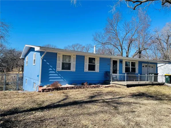 603 Valley Dr, Lansing, KS 66043