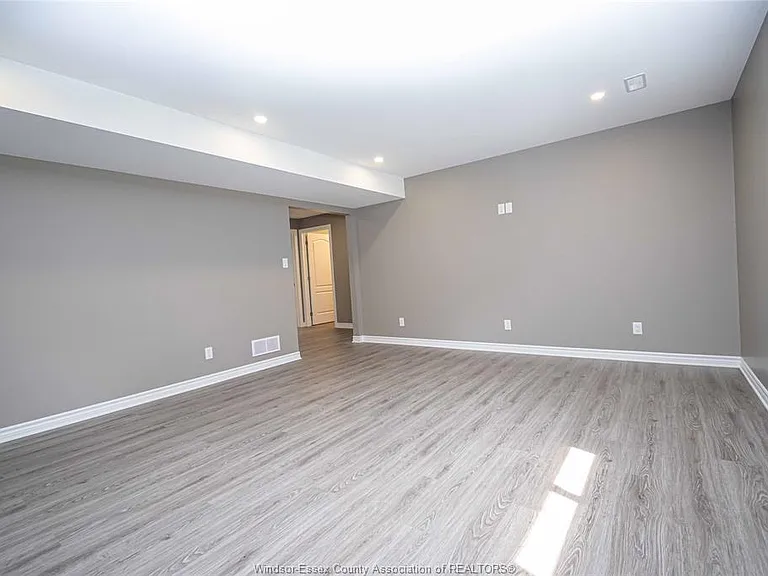 81 Brien Ave W #B — Photo 14