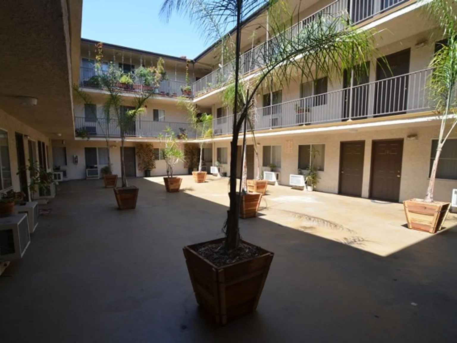 Council Apts..Spacious Gorgeous Apartment Available..Great Location.. CALL NOW!! — Photo 2