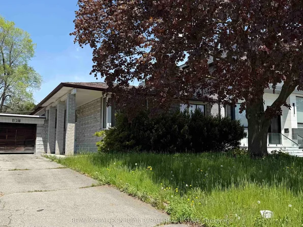 128 Santa Barbara Rd, Toronto, ON M2N 2C5
