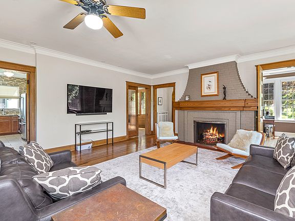 3rd image of 305 N Lombard Ave
