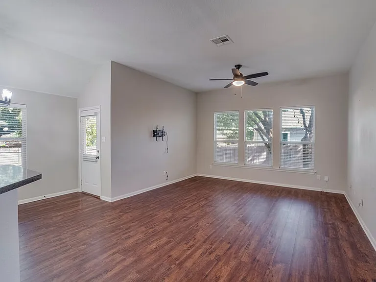 2985 Overland St — Photo 10