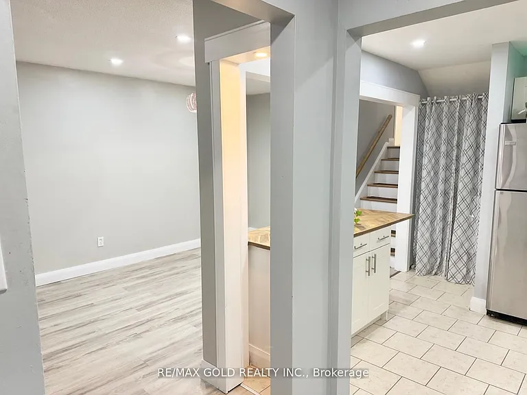 156 Mooregate Cres — Photo 13