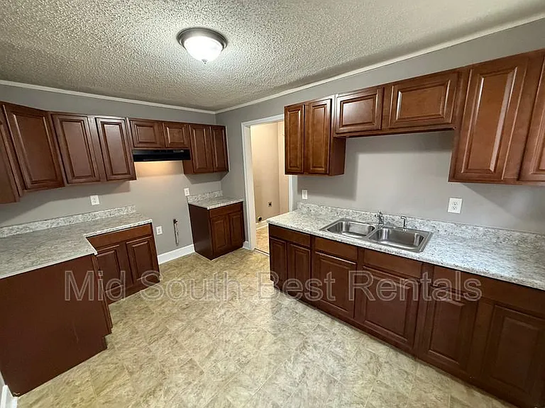 1385 Chadwick Cir — Photo 2