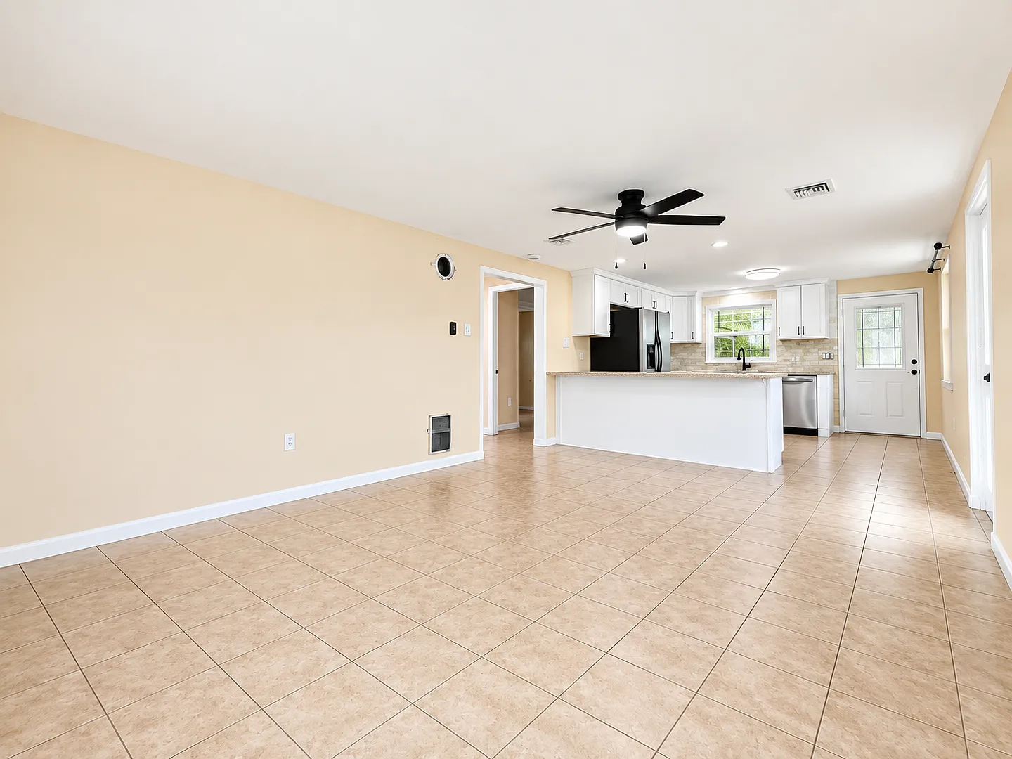 Beautifully Updated Home Modern Kitchen, Garage & Huge Yard! — Photo 2