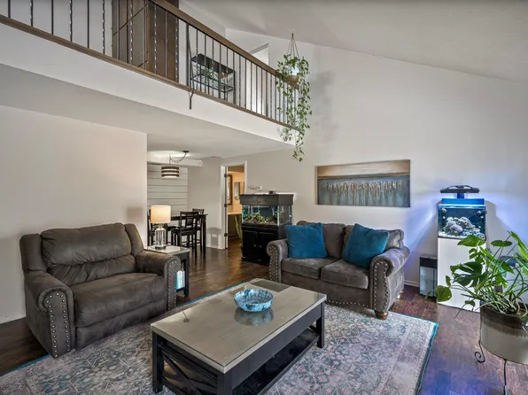 2202 Tamarin Trl, Golden Valley, MN 55427