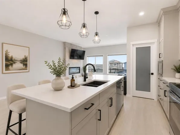 22 W Edith Mnr NW, Calgary, AB T3R 1Y7