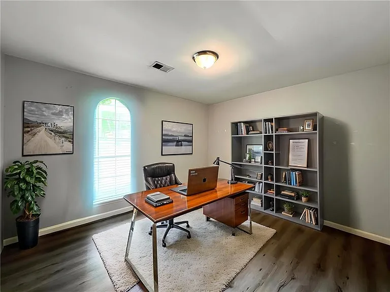 710 Creekwood Xing — Photo 22