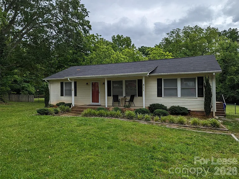 311 Hillcrest Dr — Photo 1