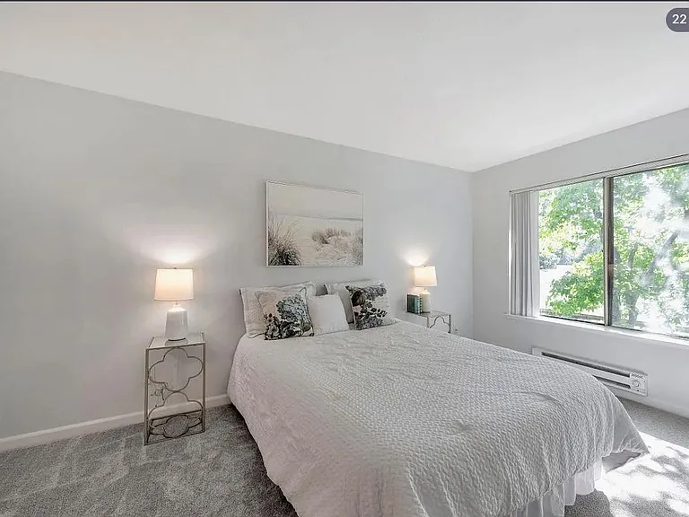 1046 Yarwood Ct — Photo 10