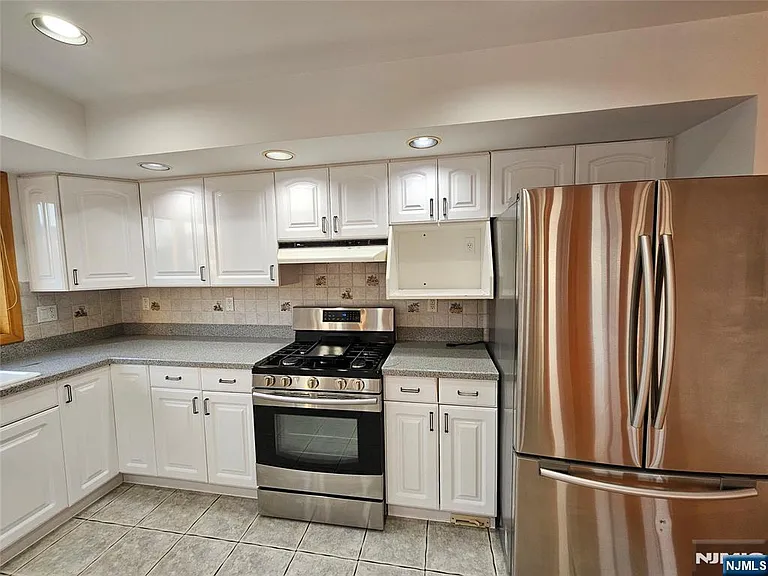 120 Johnson Ave — Photo 24