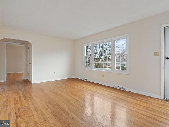 4th image of 111 Fairway Dr