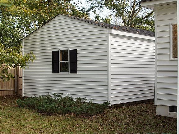 Storage shed w/electricity 