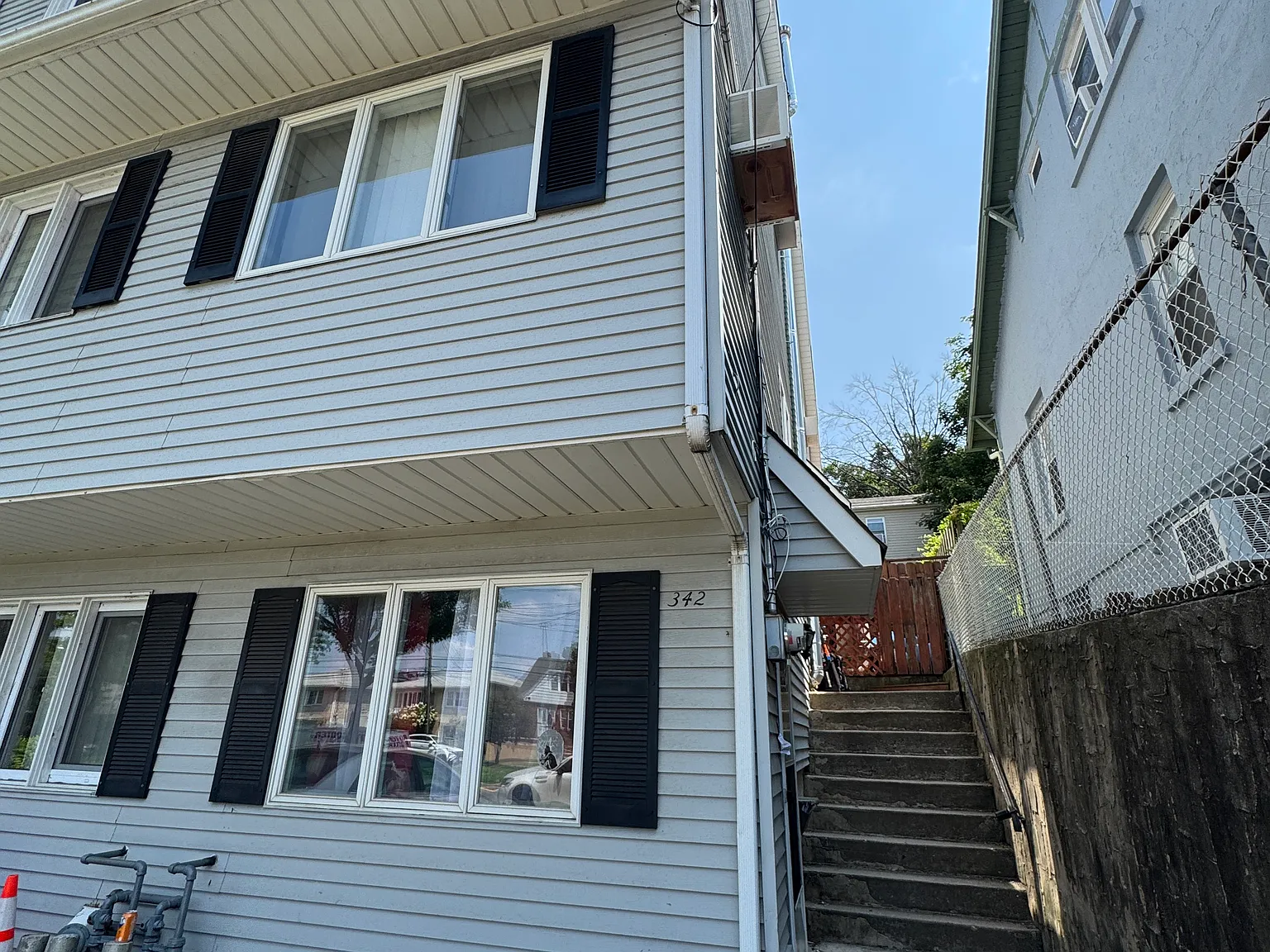 3 bed, 2.5 bath, 1500 sqft, $3,200 — Photo 1