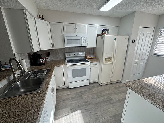4th image of 800 Cove Cay Dr Unit 2D
