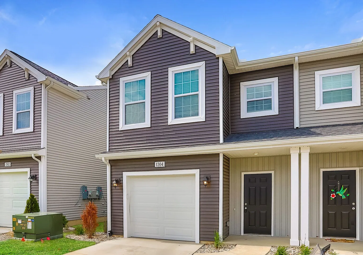 1 Month FREE Rent! Applied to Your First Full Month. Terms & Conditions Apply. — Photo 1
