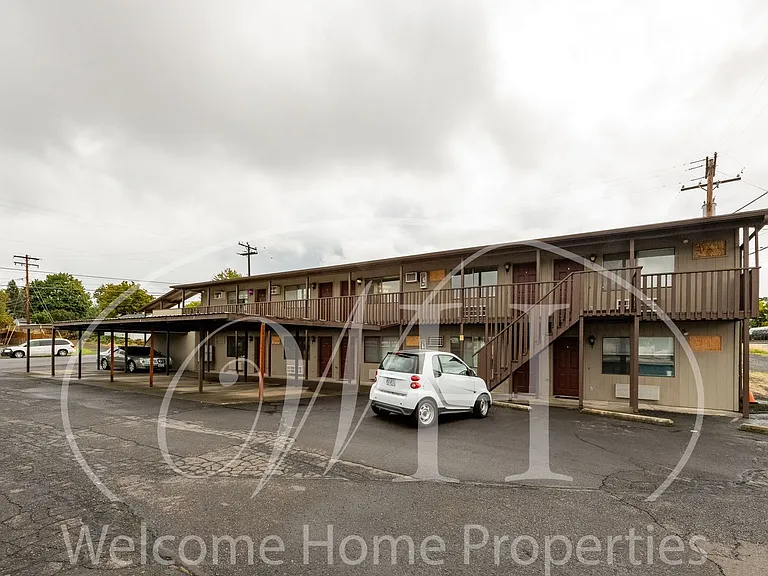 1200 SE Broadway Ave — Photo 1