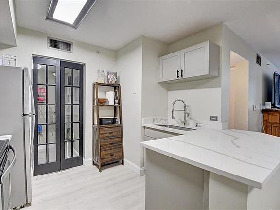 3rd image of 1003 Villa Ln #1003