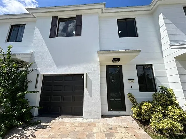 854 SW 1st St #Townhouse 854 — Photo 3